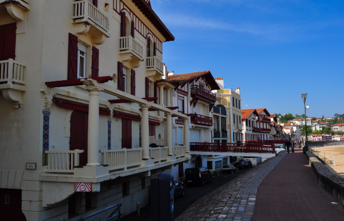 Rue Gambetta, rue commerçante piétonne de Saint-Jean-de-Luz